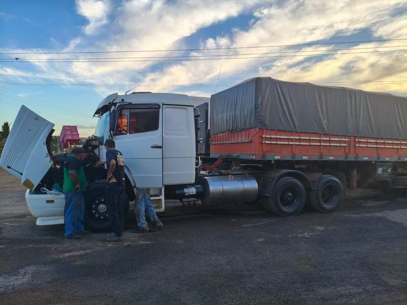 Mecânico Bradiesel trabalhando em campo