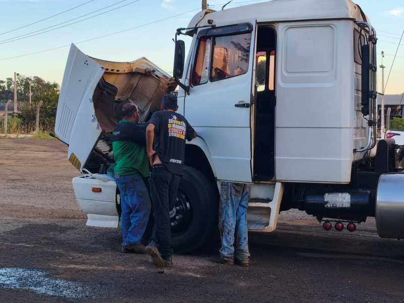 Mecânicos Bradiesel com caminhão Mercedes